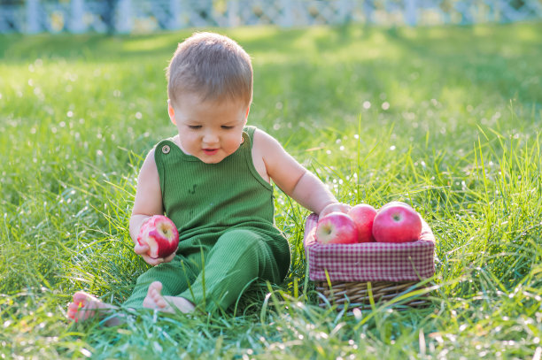 美味的西瓜和有趣的小婴儿在大自然。首先给孩子喂西瓜…图片下载