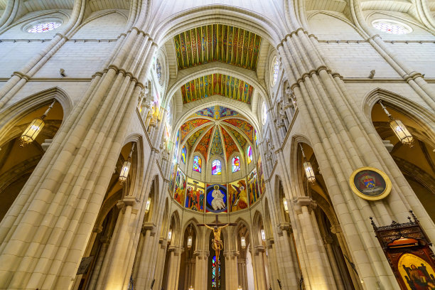 马德里市的阿尔慕德纳大教堂的内部，柱子，拱门，天花板和圆顶图片下载