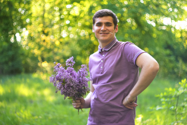 散焦的可爱的开朗的英俊的微笑的年轻人看着asi图片下载