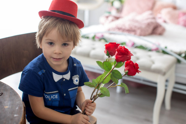 孩子的肖像，阅读的书在背光白色背景图片下载