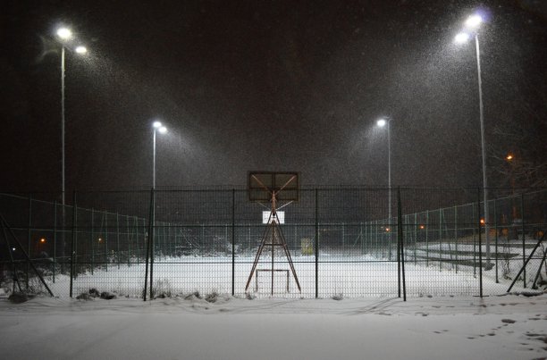 15、篮球场晚上亮，冬天里下雪图片下载
