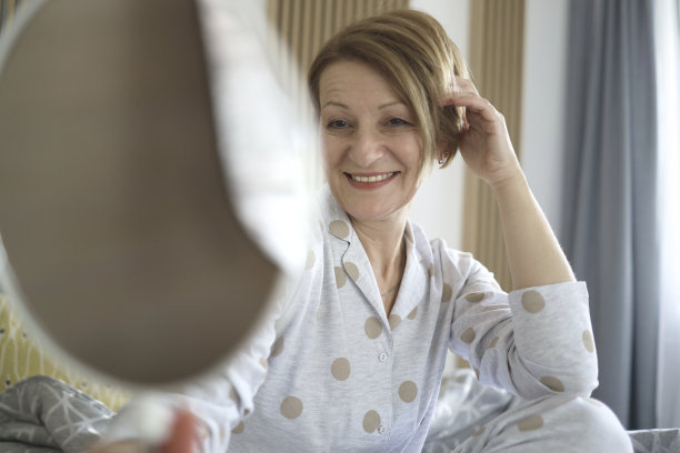 老女人看着镜子图片下载
