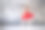 一个可爱的小女孩梦想成为一名职业芭蕾舞演员。一个女孩穿着鲜红色的芭蕾舞裙，脚穿尖头鞋，在大厅里跳舞。职业学校的学生。图片下载