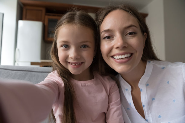 快乐快乐的妈妈和小女孩在自拍图片下载