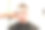 一个男人坐在理发店里，理发师正在用电剪给他理发图片下载