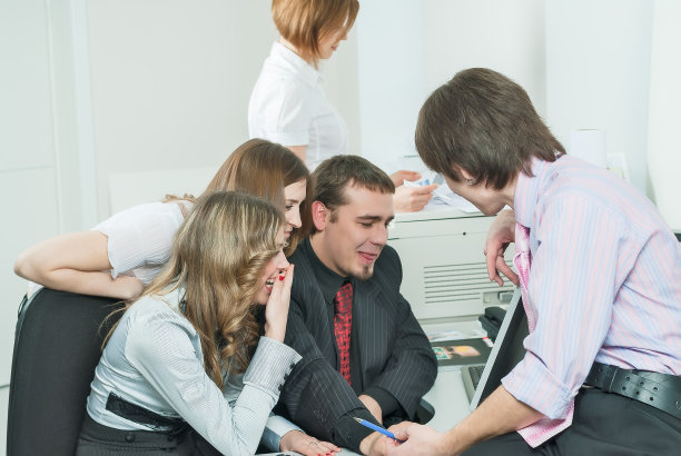 年轻的商业团队在电脑前开怀大笑图片下载