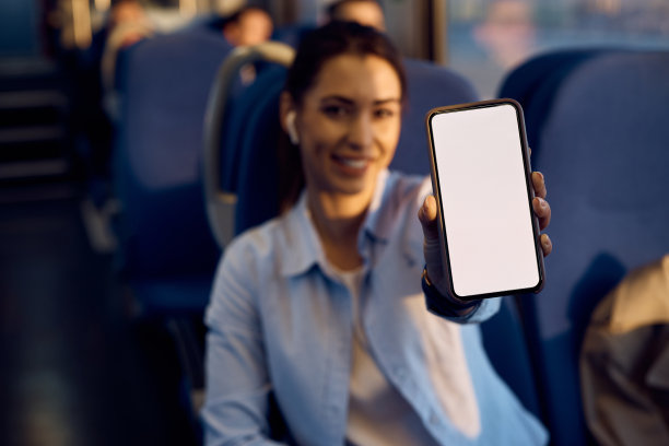 旅客拘留室的特写与空的白色屏幕在火车上。图片下载