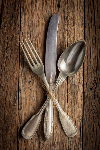 桌上摆着古董餐具。老式的餐具。图片下载