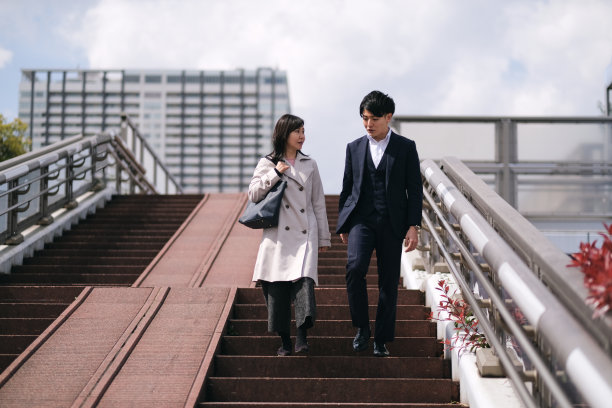 同事们从楼梯上走下来图片下载