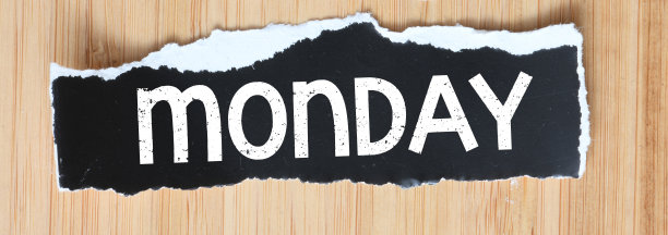 星期一的单词写在黑色的小纸上。图片下载