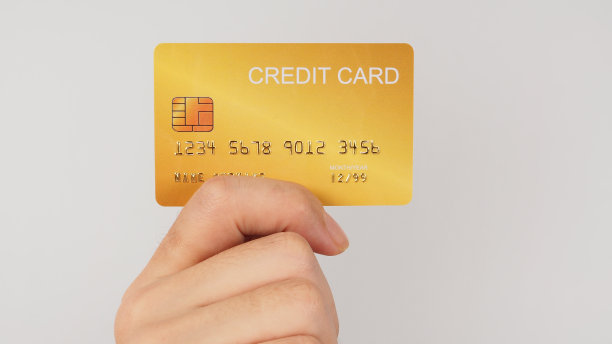 手拿着白色背景上的金卡。图片下载