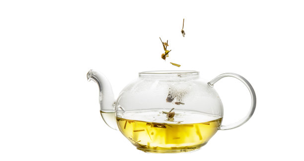 凉茶服务在一个透明的玻璃茶壶隔离在白色的背景准备早餐或茶道图片下载