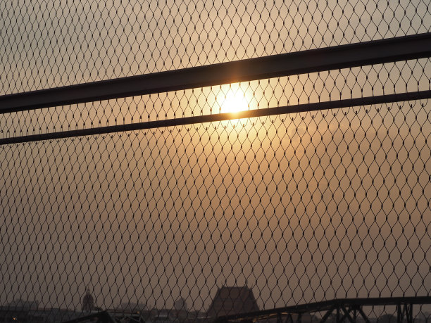 背景，黑灰色网与金橙色光。图片下载