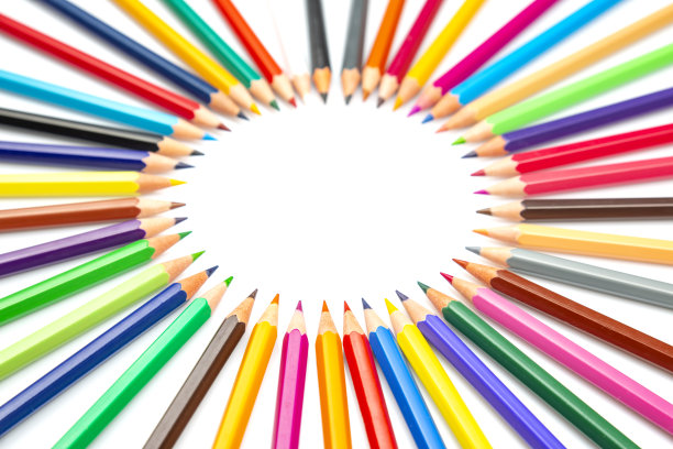 彩色铅笔。一组用于在白色背景上画画的彩色铅笔。绘画艺术创造力图片下载