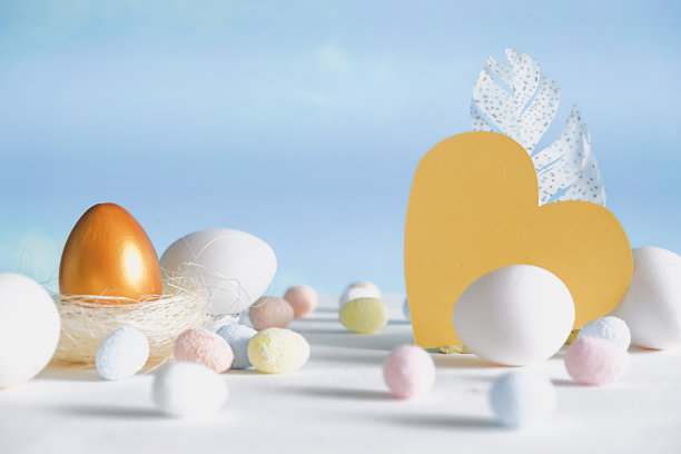 复活节快乐。印有复活节彩蛋和黄色汽车的复活节海报。春天复活节假期横幅与复制空间图片下载