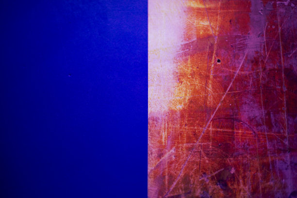 对比纹理的油漆和染色表面。背景蓝色和划痕。图片下载