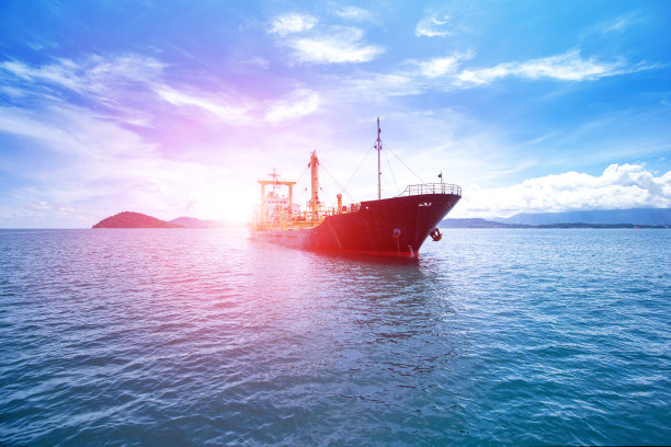 在海上航行的航海货船图片下载