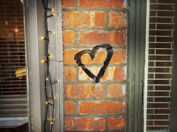 砖墙上的心图片下载
