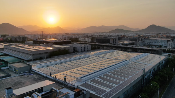 太阳电池板上的日落图片下载