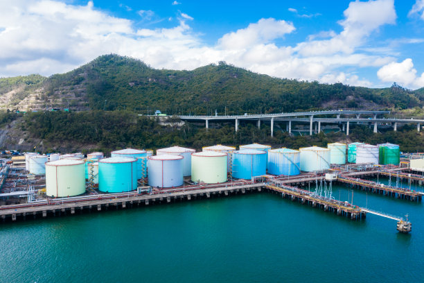 位于香港青衣港口的油库图片下载