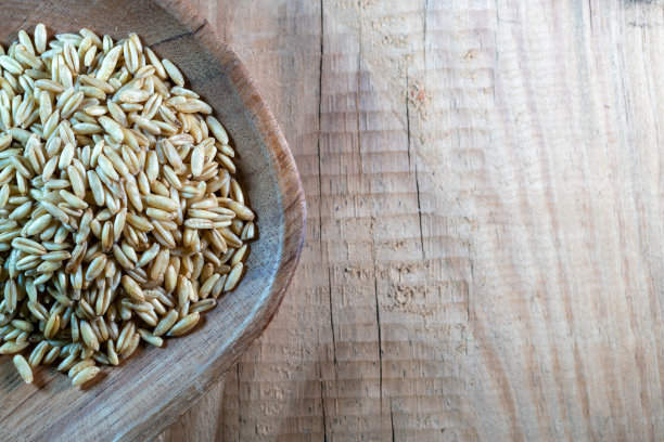 木桌上的燕麦麦片图片下载