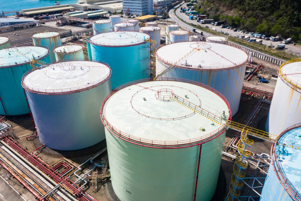 位于香港青衣港口的油库图片下载