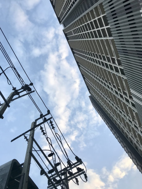 蓝天上有电线的现代建筑图片下载