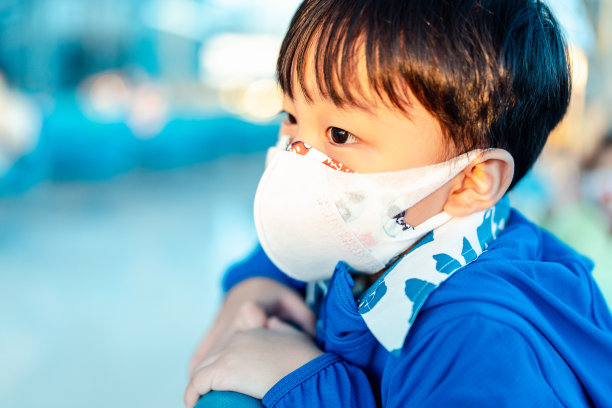 亚洲男孩在机场戴着2层口罩，以保护新冠肺炎。图片下载