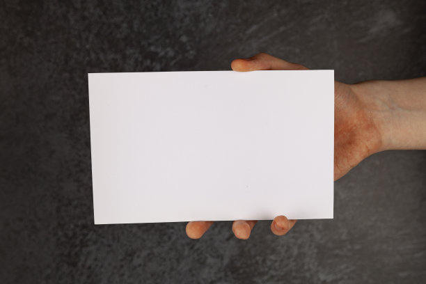 这只手拿着一张白纸。图片下载