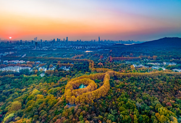 航拍秋天的江苏省南京市美龄宫风景区与远处的南京建筑群图片下载