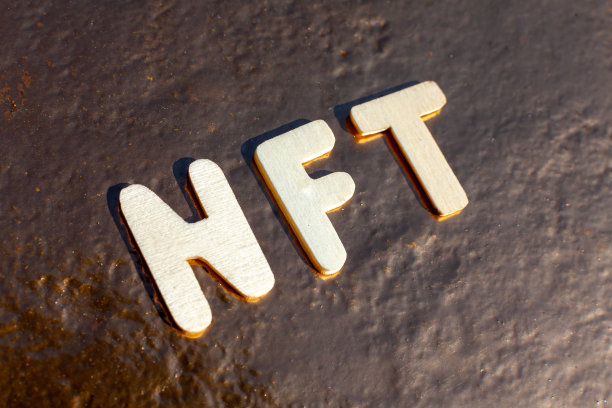 非功能性木制字母在金色的背景图片下载