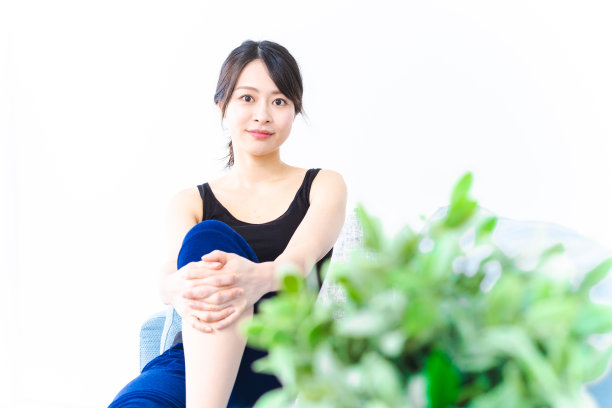 年轻女子在沙发上放松图片下载