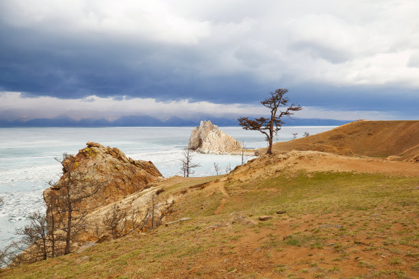 春天，奥尔洪岛的布尔汗角或沙曼卡岩的美丽景色。在贝加尔湖浮冰期间，冰融化了图片下载