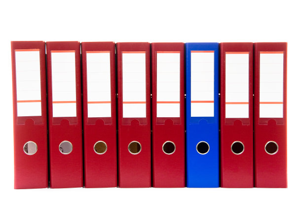 在办公室的架子上放一排文件夹，用来存放文件和文件图片下载