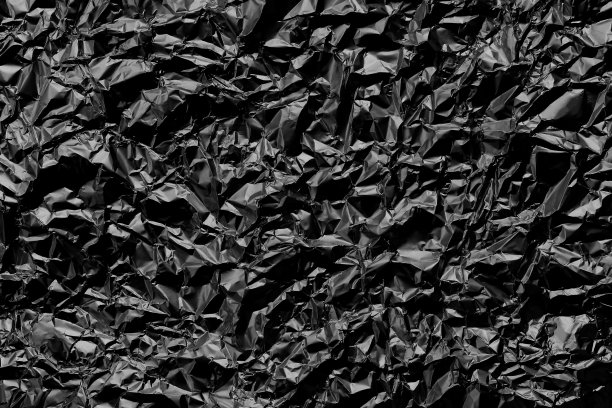 闪亮的黑色金属箔纹理背景，褶皱和波浪的包装纸图案。图片下载