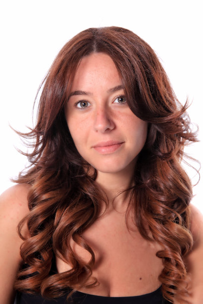 美丽的长发年轻的黑发女人的特写肖像图片下载