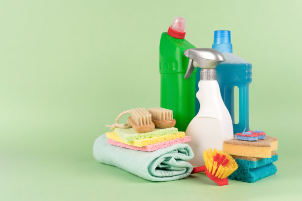 不同的清洁产品的绿色背景与复制空间。清洁服务理念。用清洁剂喷瓶图片下载