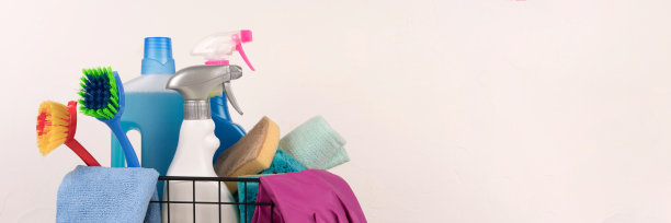 横幅。篮子与清洁产品对轻墙背景与复制空间。清洁服务理念图片下载