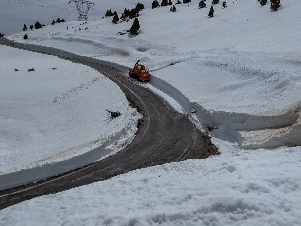 高速公路工作人员在公路上的工作和艰难的斗争图片下载