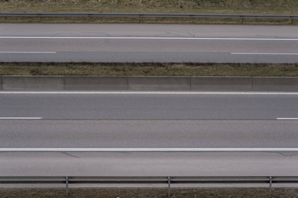 德国一条空的高速公路，高速公路，两边各有两条车道图片下载