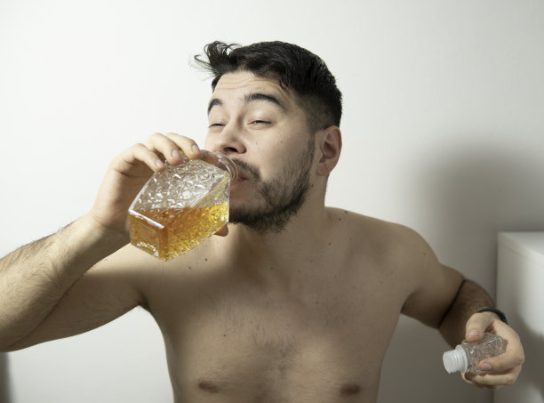 一幅画，一个男人试图喝一个让他恶心的瓶子。白色背景上的图片。有趣的面部表情图片下载