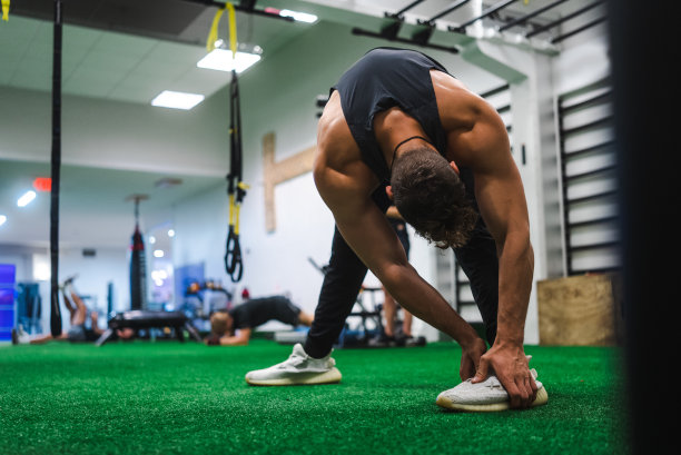 年轻成年男性在健身房锻炼图片下载