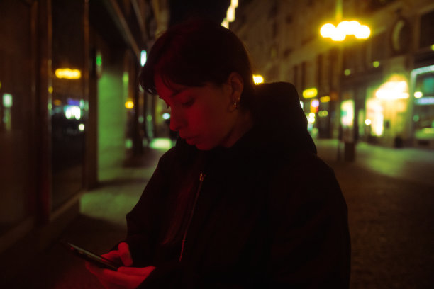 手持智能手机的年轻女子的电影肖像图片下载