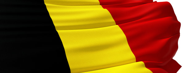 飘扬在风中的比利时国旗图片下载