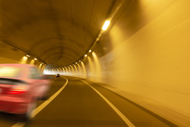 红色汽车穿过隧道图片下载