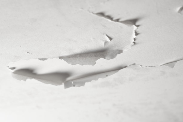浴室天花板受损，石膏板上白漆开裂剥落图片下载