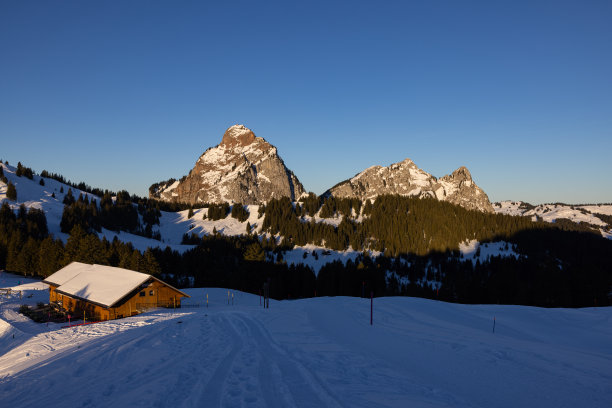美丽的木制小屋在雄伟的大山前面，叫做Grosser Mythen。瑞士阿尔卑斯山的超级清晨漫步。图片下载