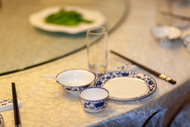 近距离的餐桌和餐具，茶具在亚洲餐厅图片下载