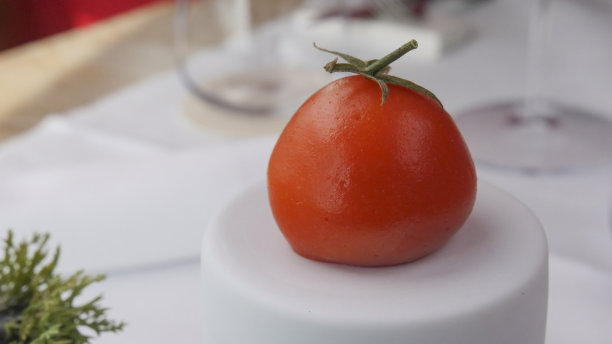 豪华餐厅里的杏仁蛋白软糖番茄图片下载