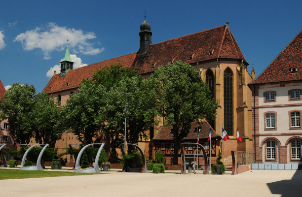 在一个美丽的阳光明媚的春日，在法国阿尔萨斯科尔马2发热广场的圣马蒂厄教堂图片下载